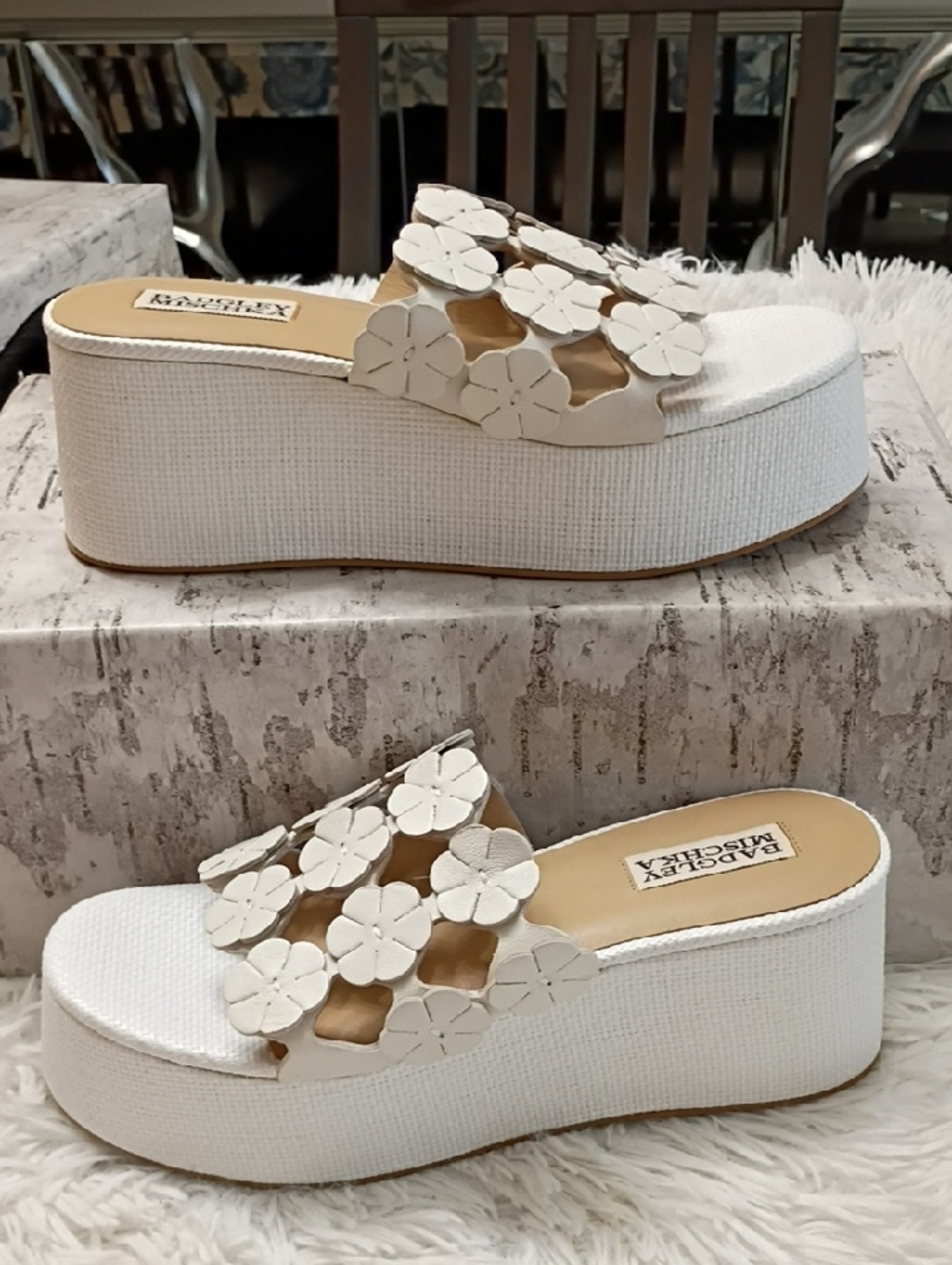 New Badgley Mischka Wendall White Floral Platform Wedge Sandals 6M